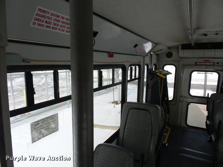 image for item DA5788 2005 Ford E350 Super Duty bus