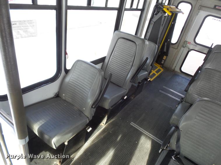 image for item DA5788 2005 Ford E350 Super Duty bus