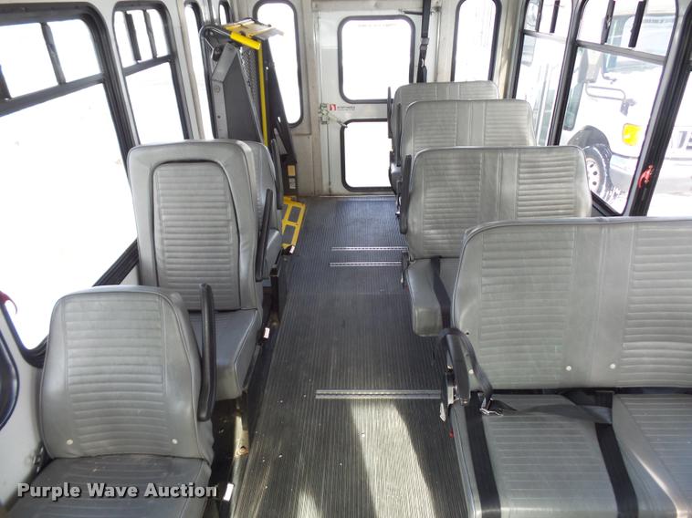 image for item DA5788 2005 Ford E350 Super Duty bus