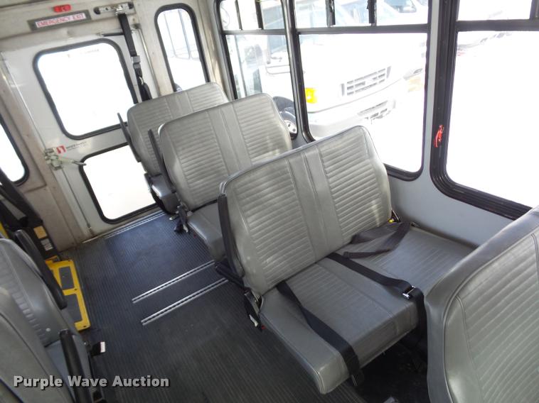 image for item DA5788 2005 Ford E350 Super Duty bus