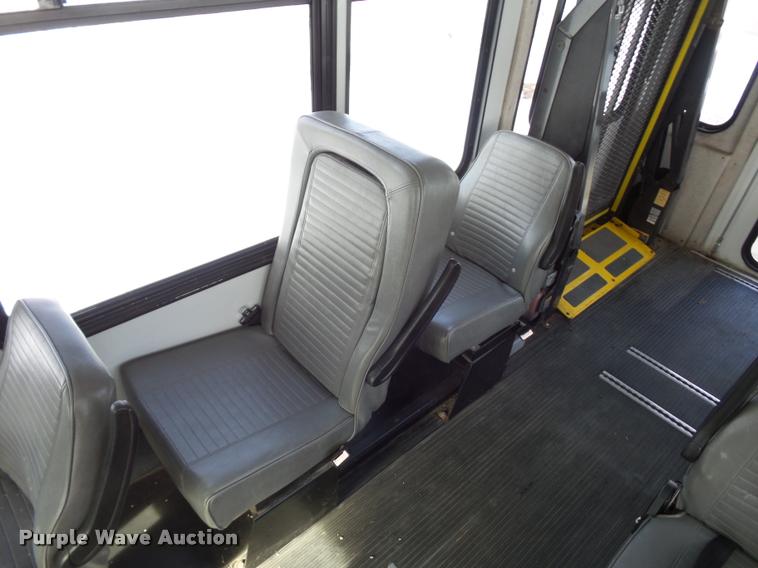 image for item DA5788 2005 Ford E350 Super Duty bus