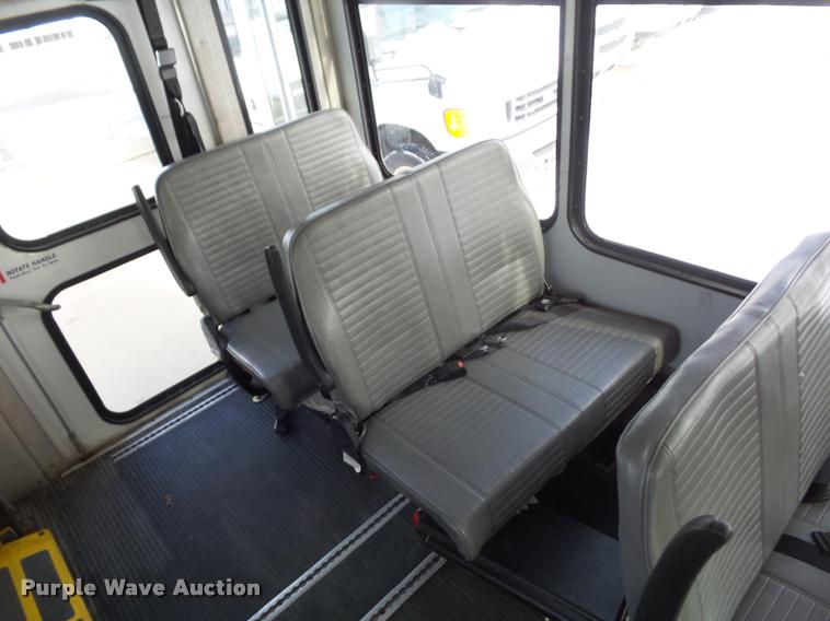 image for item DA5788 2005 Ford E350 Super Duty bus