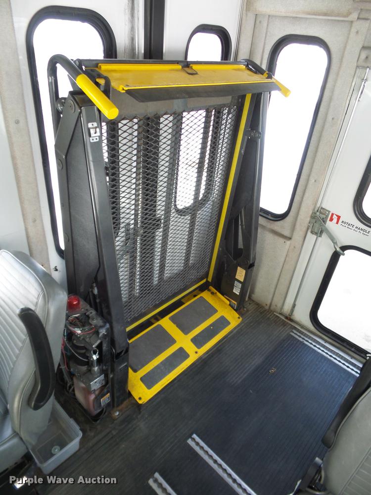 image for item DA5788 2005 Ford E350 Super Duty bus