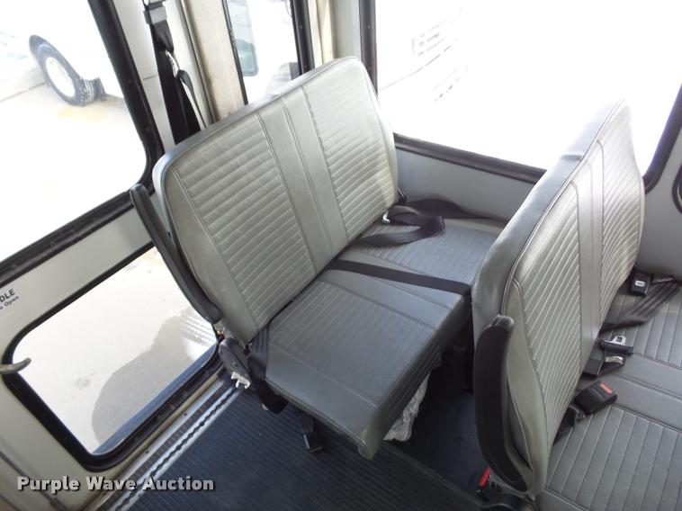 image for item DA5788 2005 Ford E350 Super Duty bus