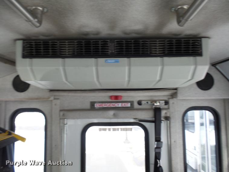 image for item DA5788 2005 Ford E350 Super Duty bus