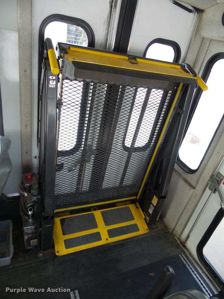 image for item DA5788 2005 Ford E350 Super Duty bus