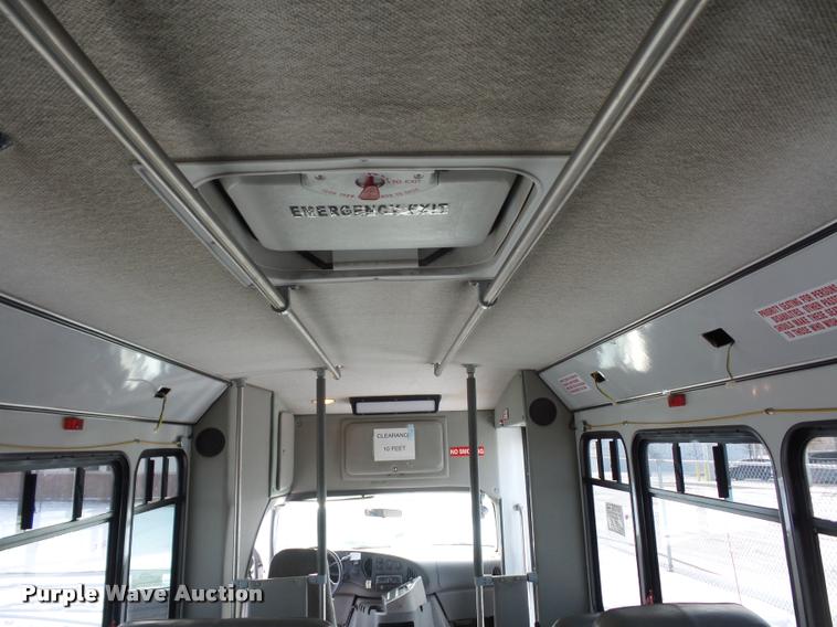 image for item DA5788 2005 Ford E350 Super Duty bus