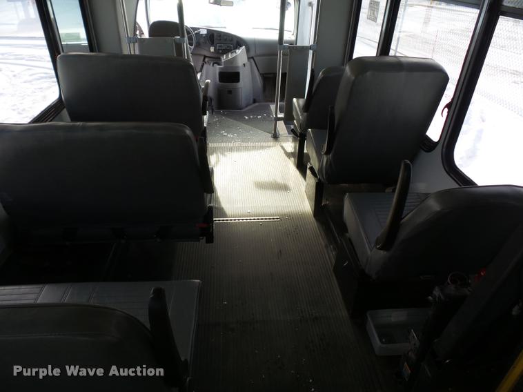 image for item DA5788 2005 Ford E350 Super Duty bus