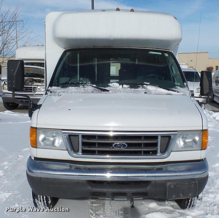 image for item DA5789 2006 Ford E350 Super Duty bus