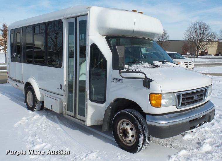 image for item DA5789 2006 Ford E350 Super Duty bus