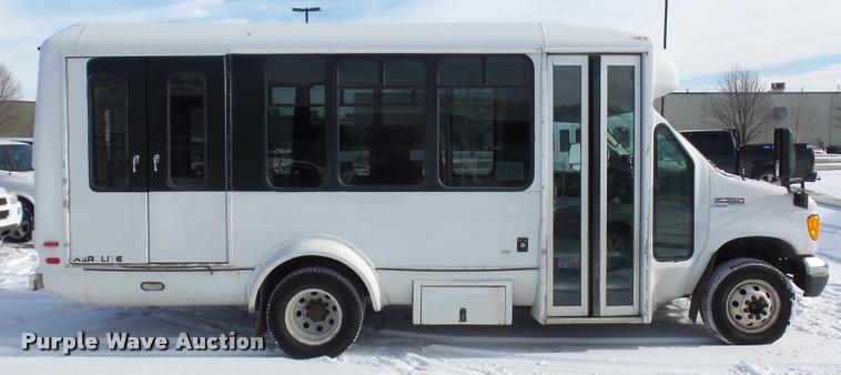 image for item DA5789 2006 Ford E350 Super Duty bus