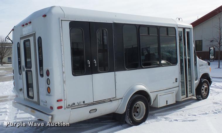 image for item DA5789 2006 Ford E350 Super Duty bus