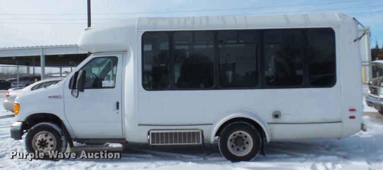 image for item DA5789 2006 Ford E350 Super Duty bus