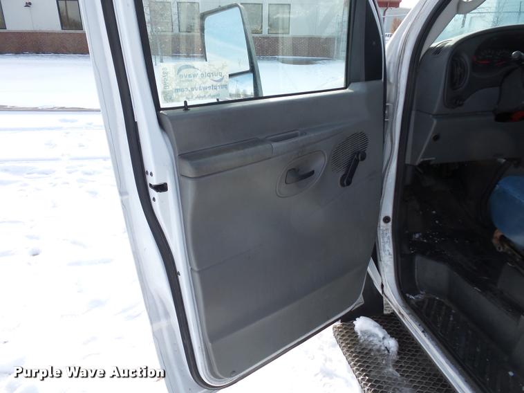 image for item DA5789 2006 Ford E350 Super Duty bus