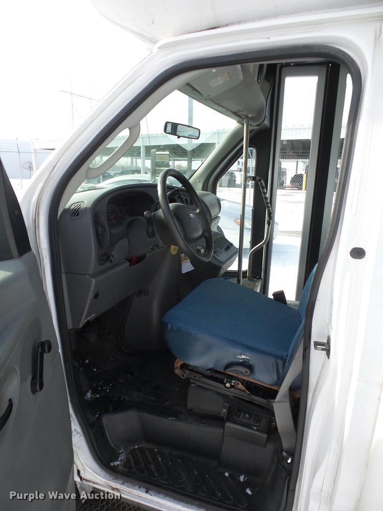 image for item DA5789 2006 Ford E350 Super Duty bus