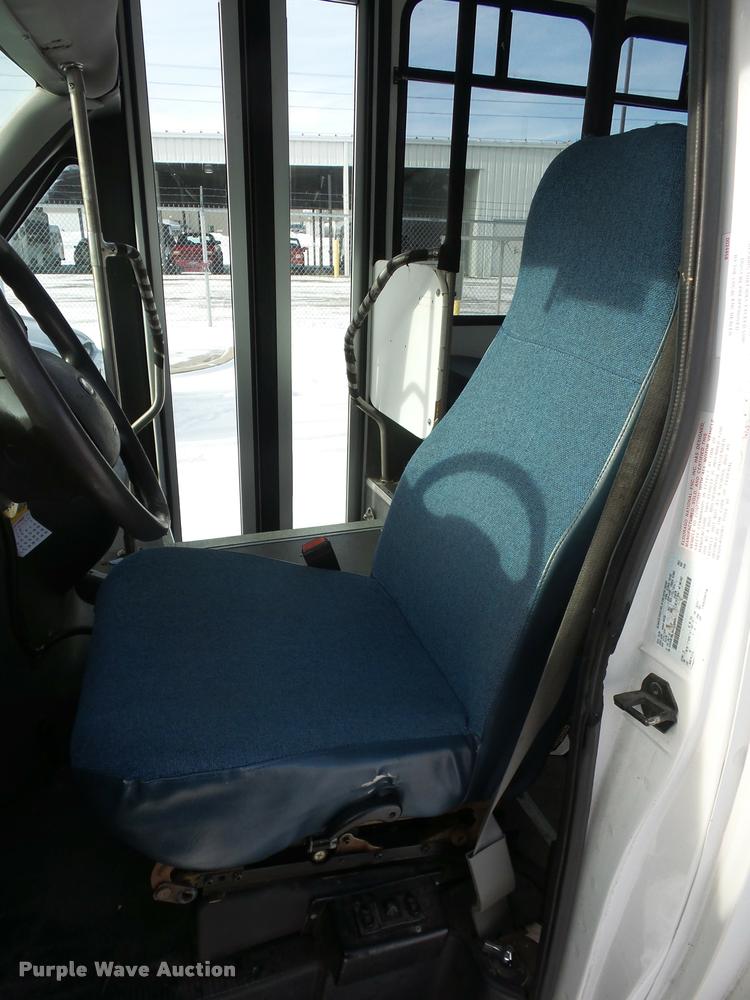 image for item DA5789 2006 Ford E350 Super Duty bus