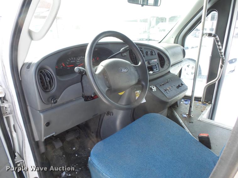 image for item DA5789 2006 Ford E350 Super Duty bus