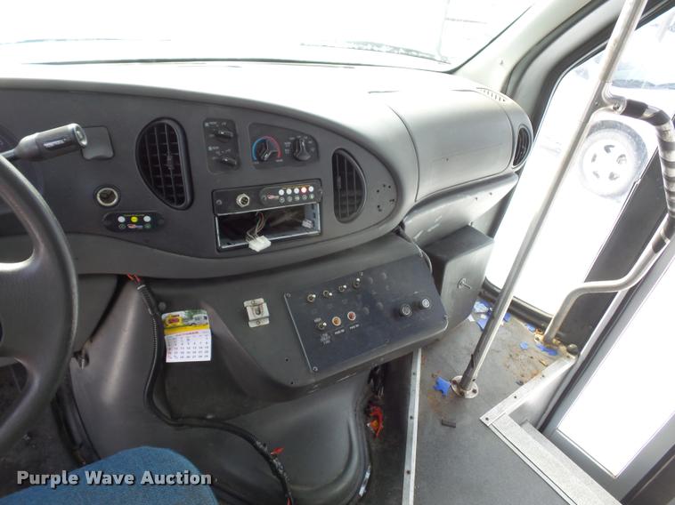 image for item DA5789 2006 Ford E350 Super Duty bus