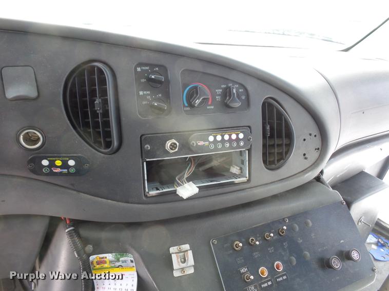 image for item DA5789 2006 Ford E350 Super Duty bus