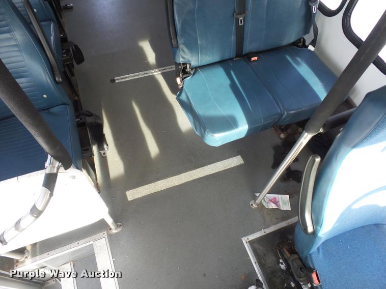 image for item DA5789 2006 Ford E350 Super Duty bus