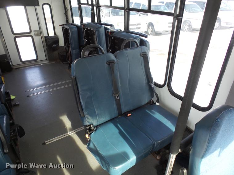 image for item DA5789 2006 Ford E350 Super Duty bus