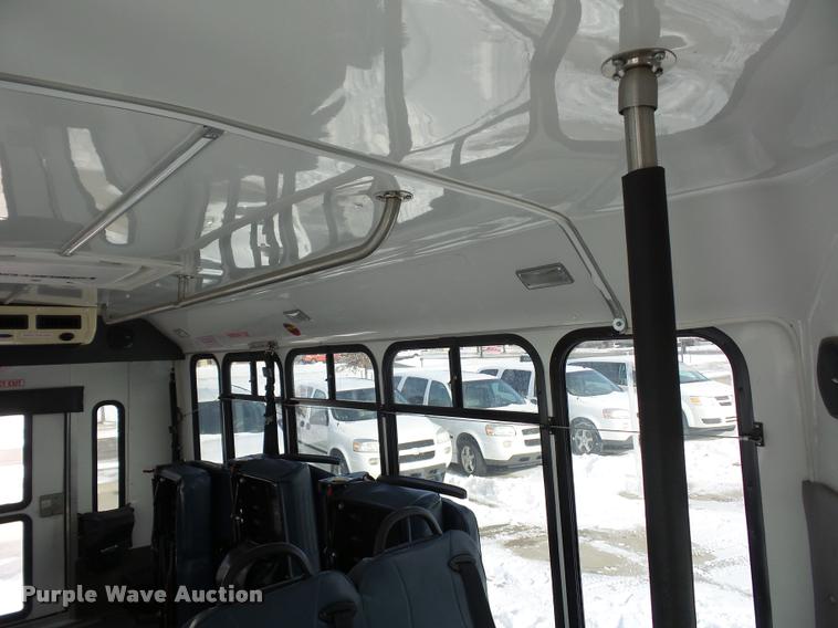 image for item DA5789 2006 Ford E350 Super Duty bus