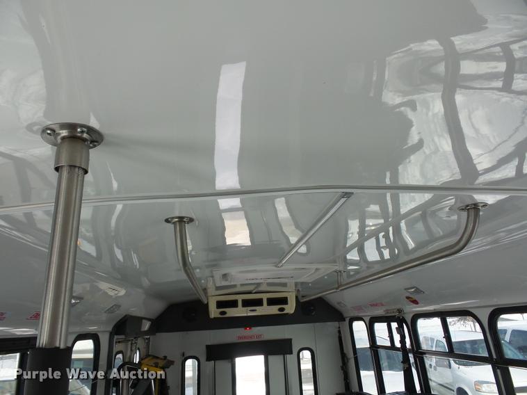 image for item DA5789 2006 Ford E350 Super Duty bus