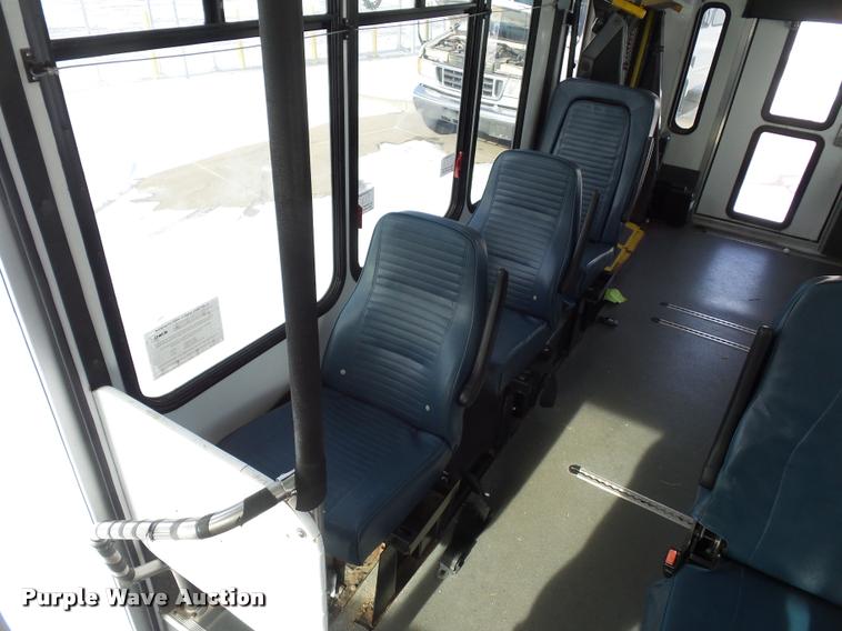 image for item DA5789 2006 Ford E350 Super Duty bus