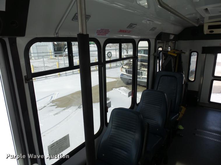 image for item DA5789 2006 Ford E350 Super Duty bus