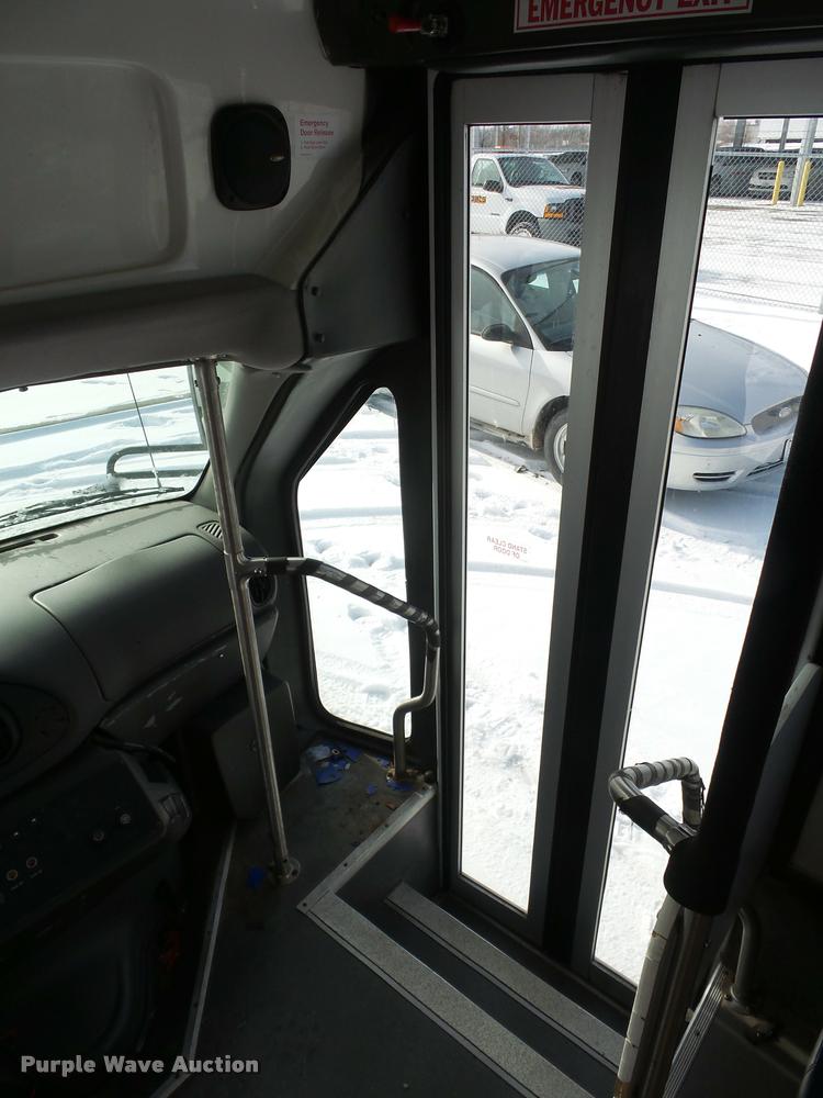 image for item DA5789 2006 Ford E350 Super Duty bus