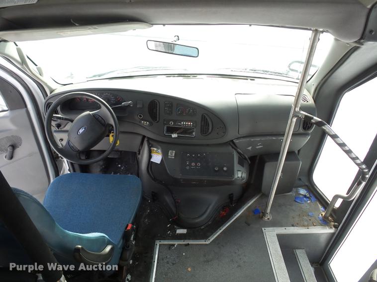 image for item DA5789 2006 Ford E350 Super Duty bus