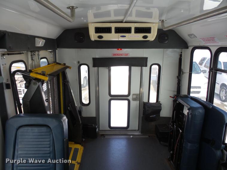 image for item DA5789 2006 Ford E350 Super Duty bus