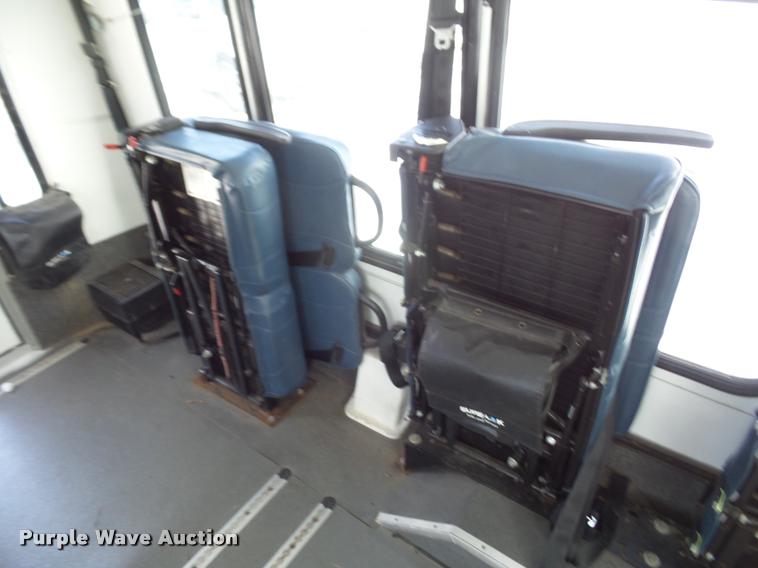 image for item DA5789 2006 Ford E350 Super Duty bus