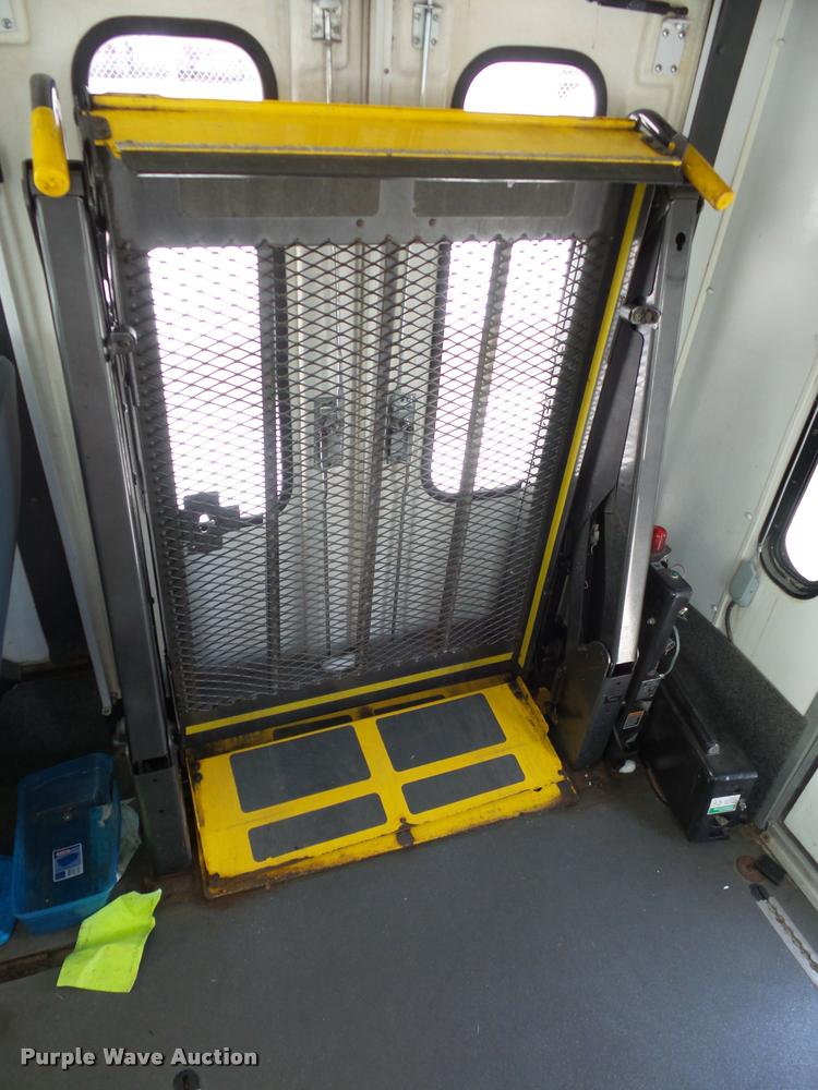 image for item DA5789 2006 Ford E350 Super Duty bus