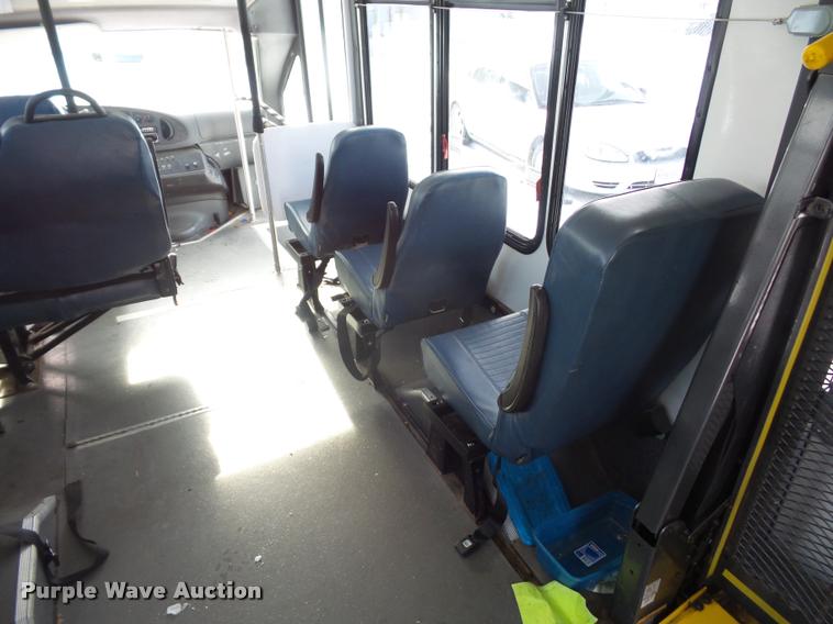 image for item DA5789 2006 Ford E350 Super Duty bus