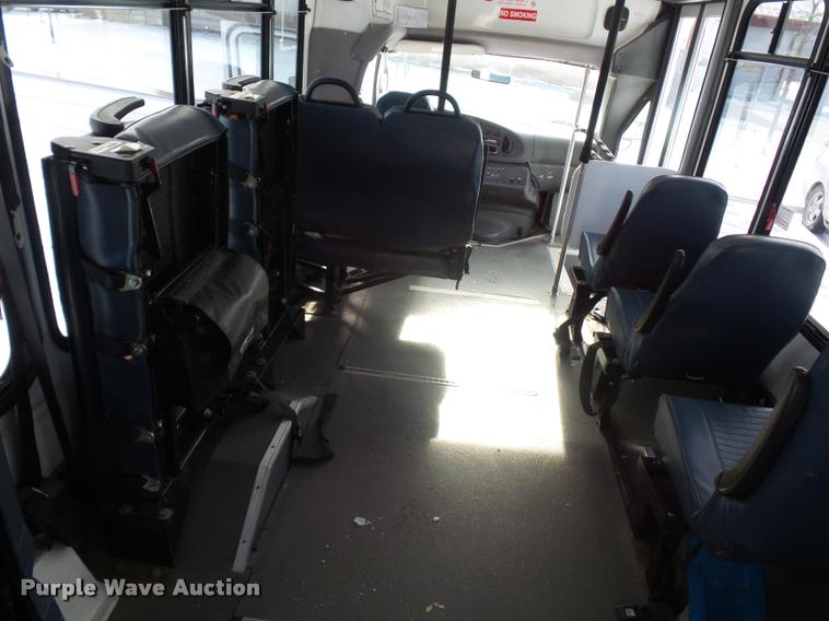 image for item DA5789 2006 Ford E350 Super Duty bus