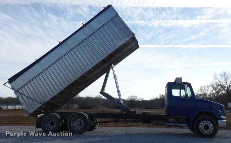 image for item DA5821 2004 Freightliner FL70 grain truck