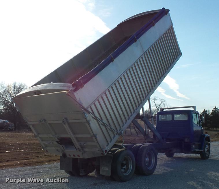 image for item DA5821 2004 Freightliner FL70 grain truck