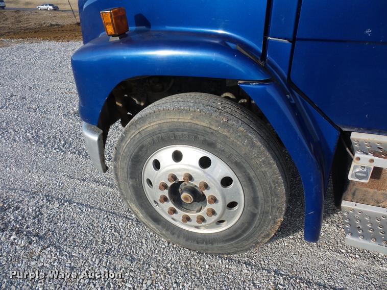 image for item DA5821 2004 Freightliner FL70 grain truck