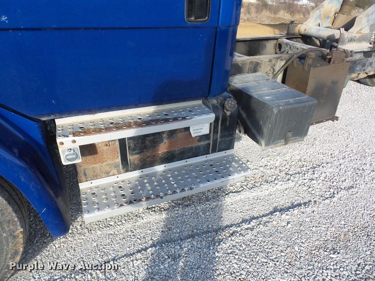 image for item DA5821 2004 Freightliner FL70 grain truck