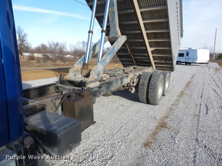 image for item DA5821 2004 Freightliner FL70 grain truck