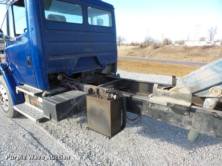 image for item DA5821 2004 Freightliner FL70 grain truck