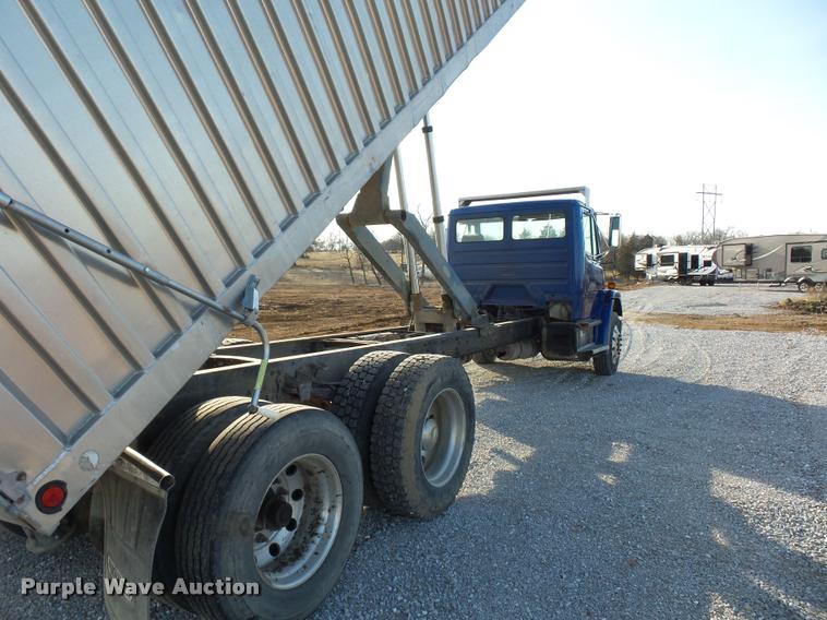 image for item DA5821 2004 Freightliner FL70 grain truck