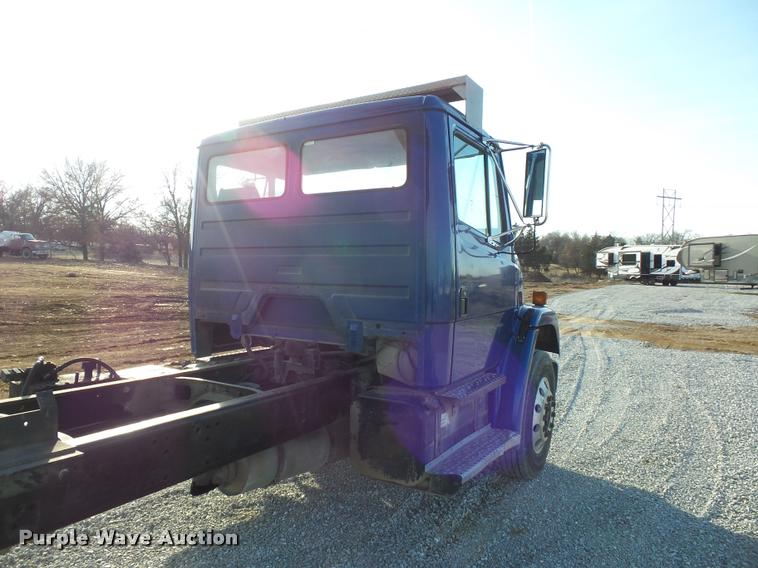 image for item DA5821 2004 Freightliner FL70 grain truck