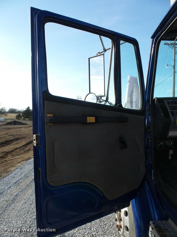 image for item DA5821 2004 Freightliner FL70 grain truck