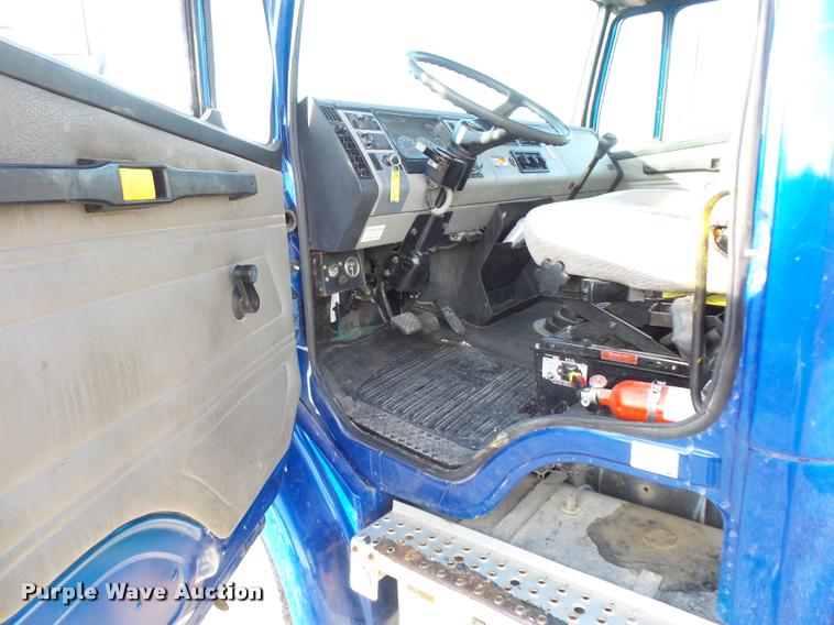 image for item DA5821 2004 Freightliner FL70 grain truck