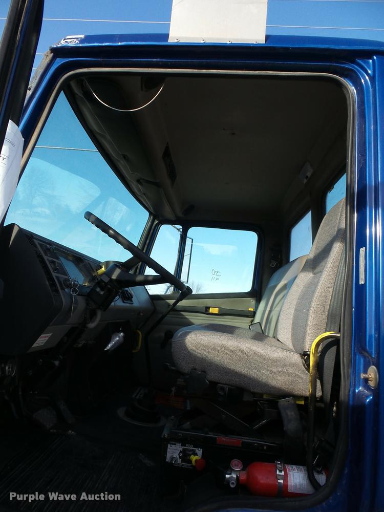 image for item DA5821 2004 Freightliner FL70 grain truck