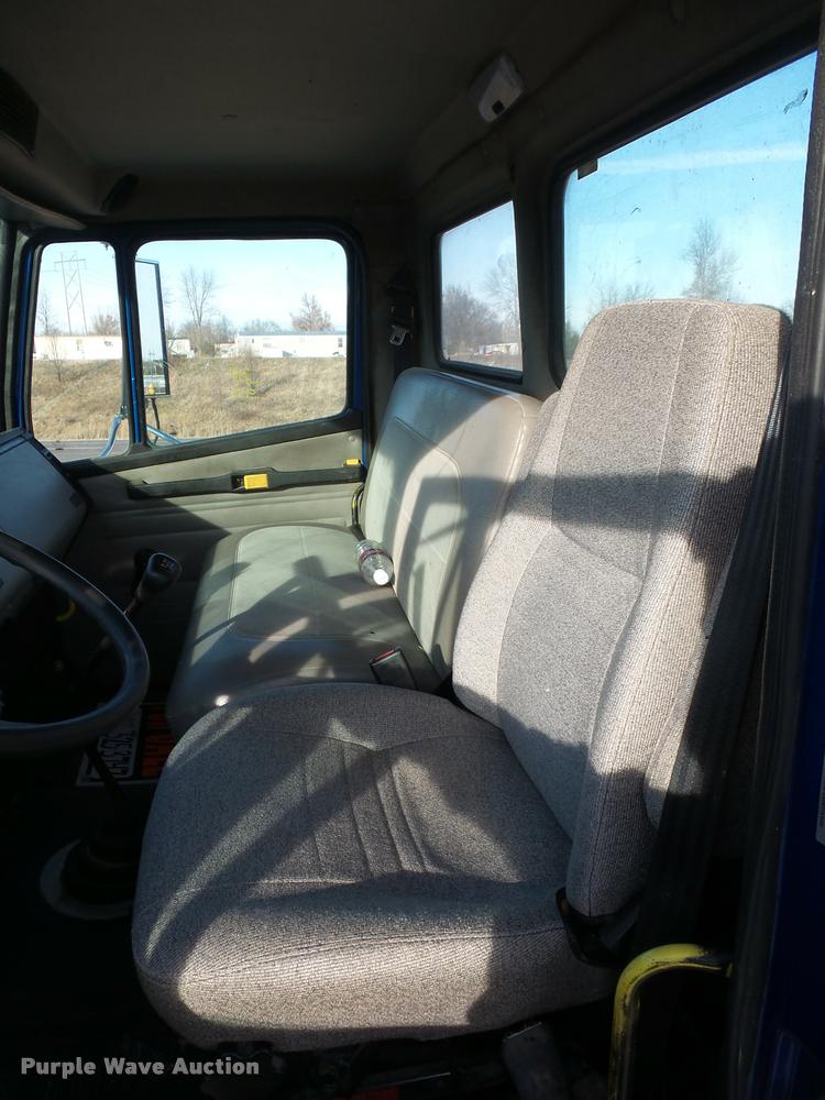 image for item DA5821 2004 Freightliner FL70 grain truck