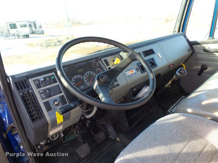 image for item DA5821 2004 Freightliner FL70 grain truck