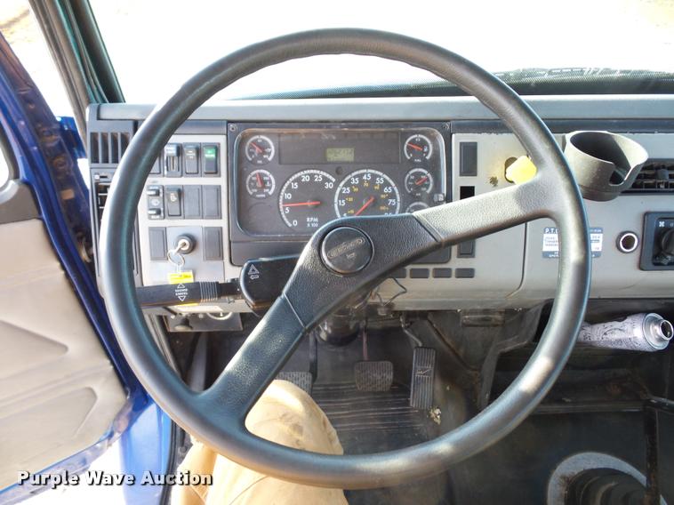 image for item DA5821 2004 Freightliner FL70 grain truck